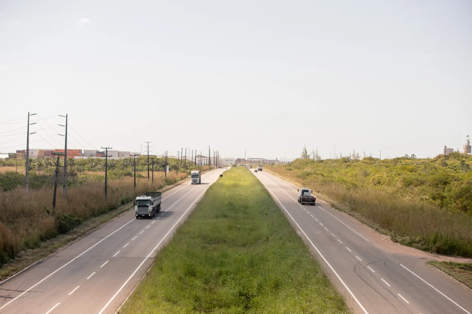 Foto que contém imagens da CE-155 no Porto do Pecém