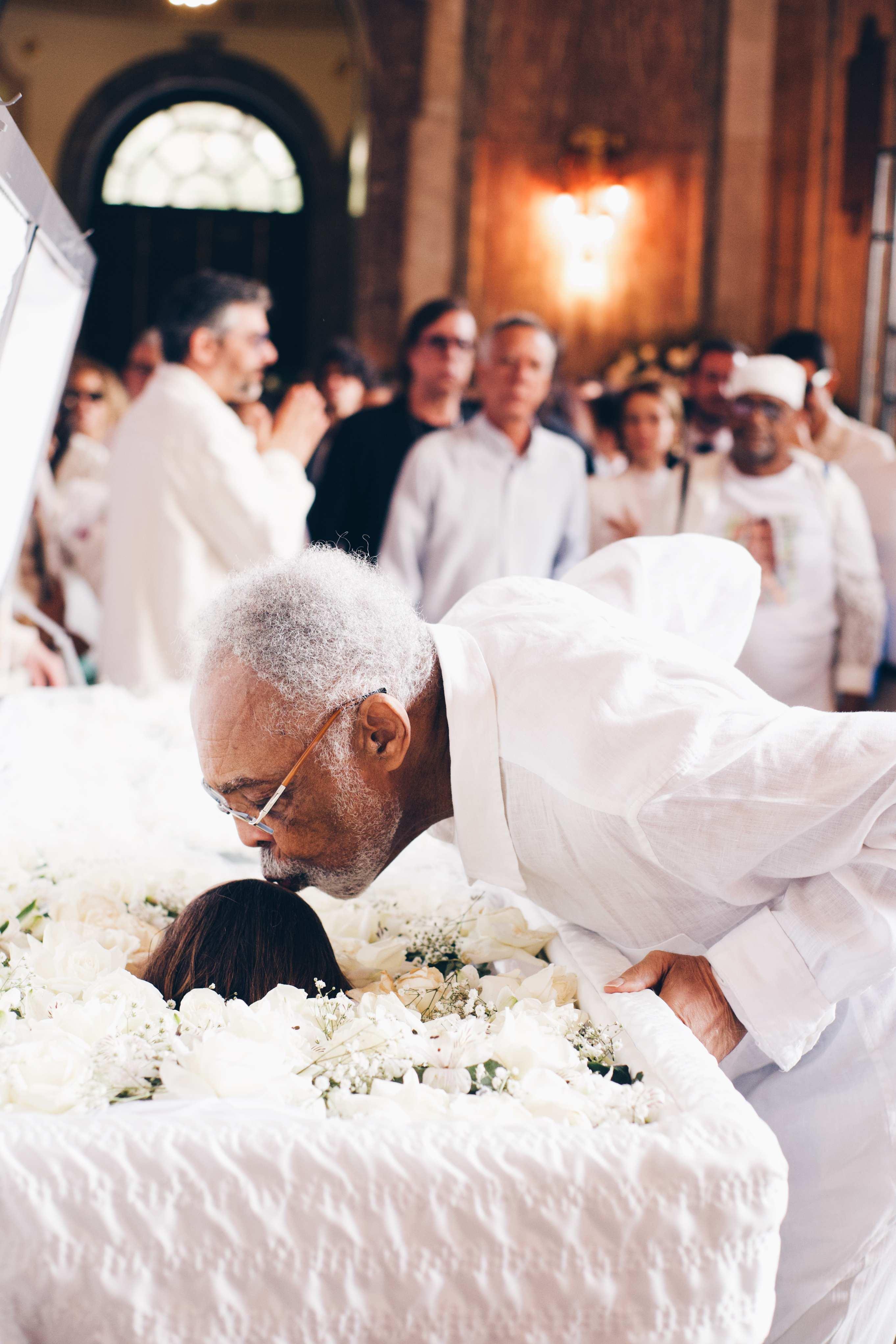 Gilberto Gil se despede de Preta Gil com beijo na testa durante o velório