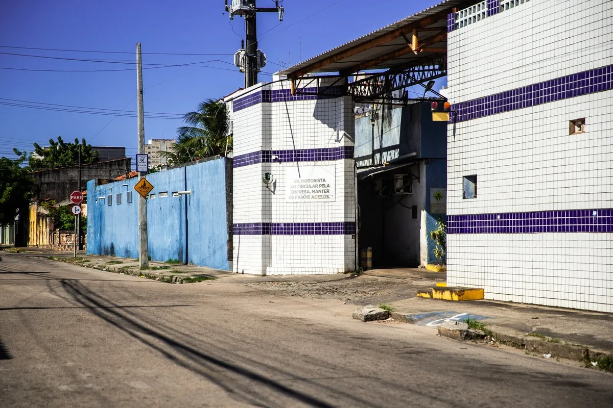 A garagem da empresa fica no bairro Rodolfo Teófilo