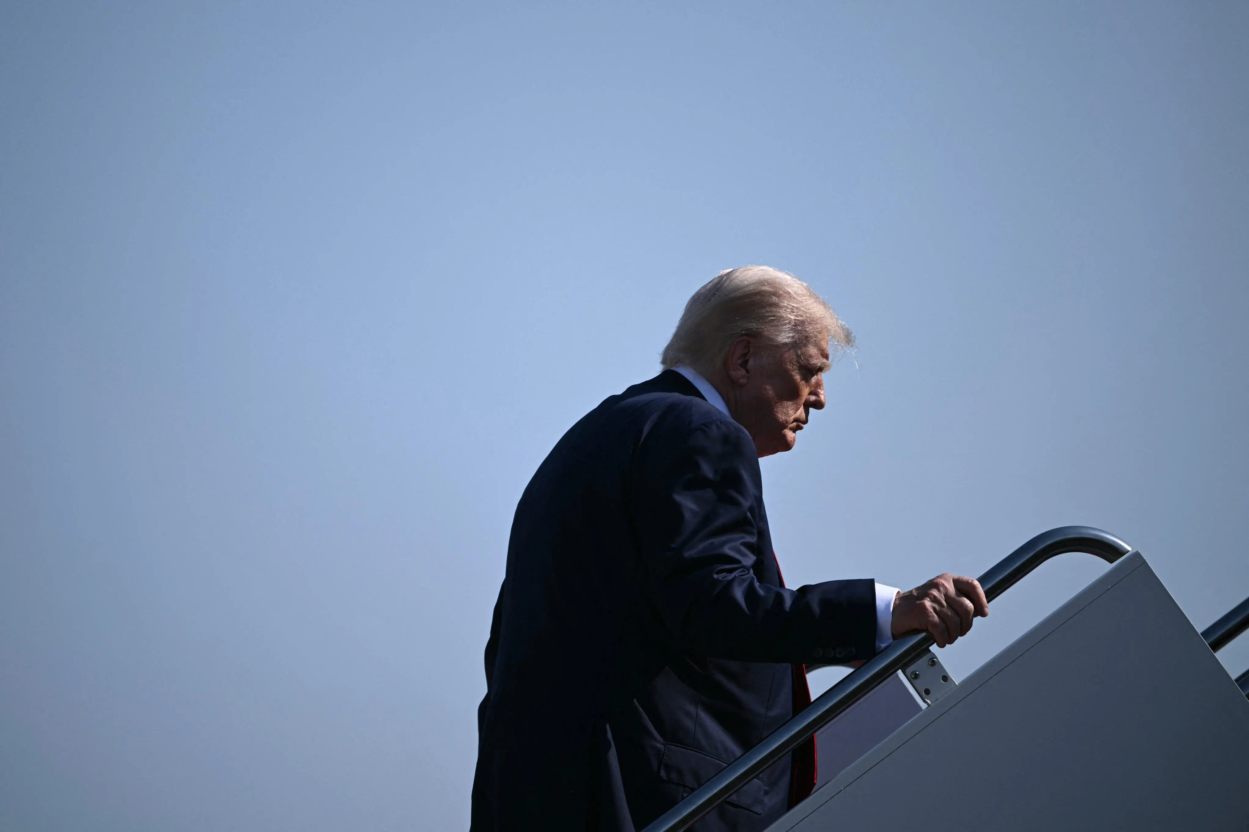 Presidente dos EUA, Donald Trump, embarca no Força Aérea Um na Base Conjunta Andrews, Maryland, em 25 de julho de 2025, para matéria sobre a chocante agressão de Trump ao Brasil, segundo The Economist sobre tarifas impostas pelos EUA