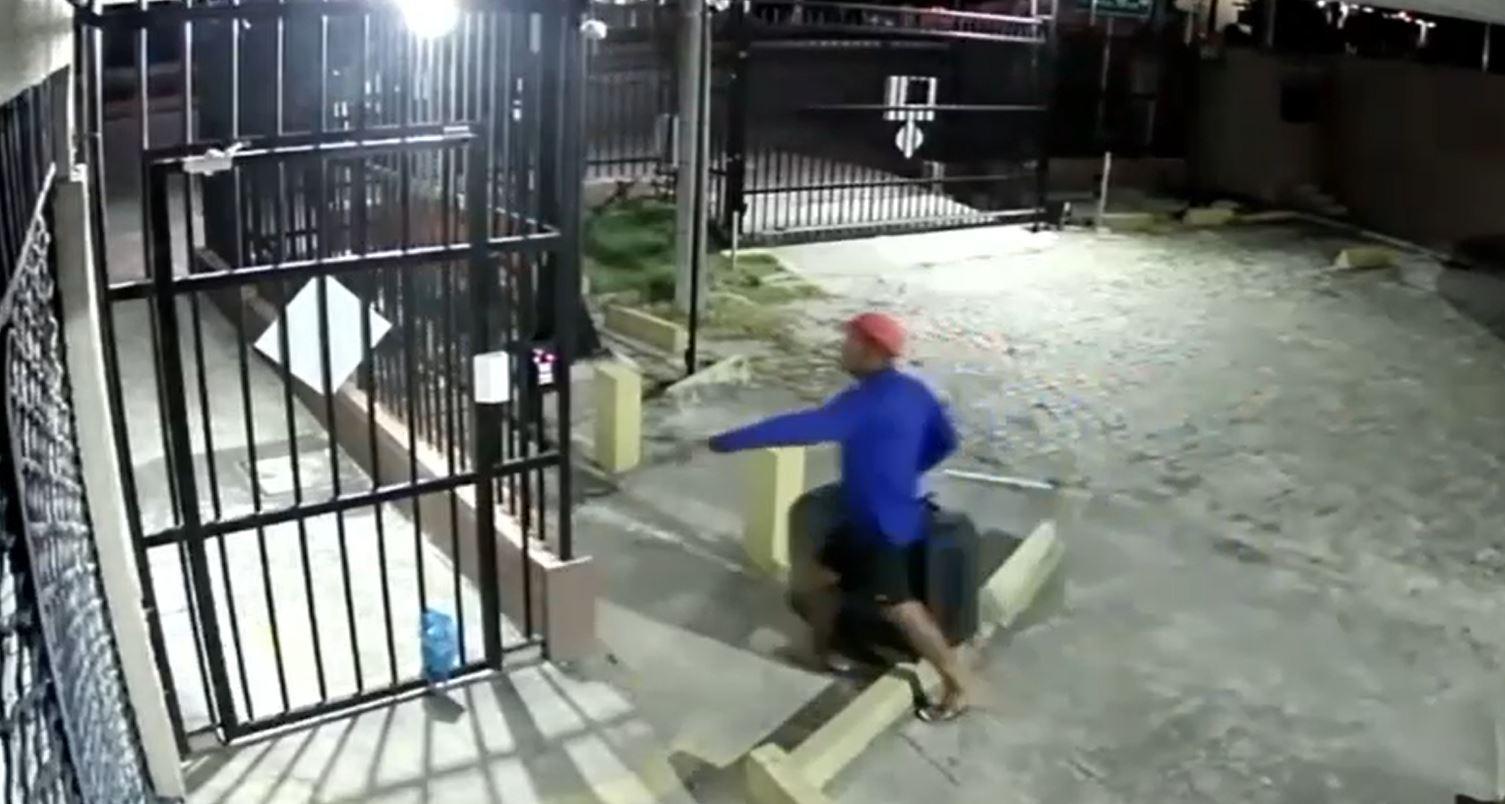 print de vídeo de câmera de segurança que registrou homens invadindo prédio e furtand apartamento no bairro Presidente Kennedy, em Fortaleza