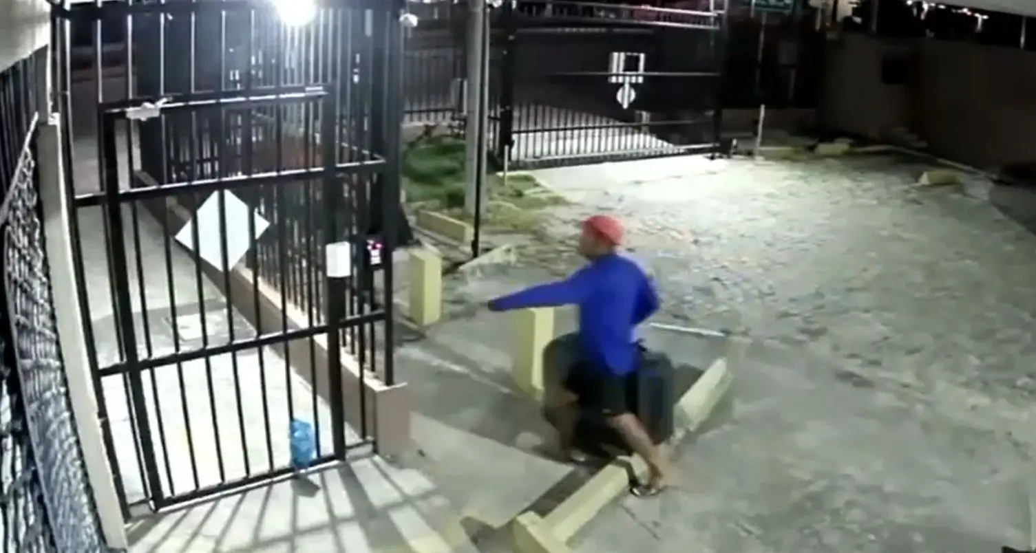 print de vídeo de câmera de segurança que registrou homens invadindo prédio e furtand apartamento no bairro Presidente Kennedy, em Fortaleza