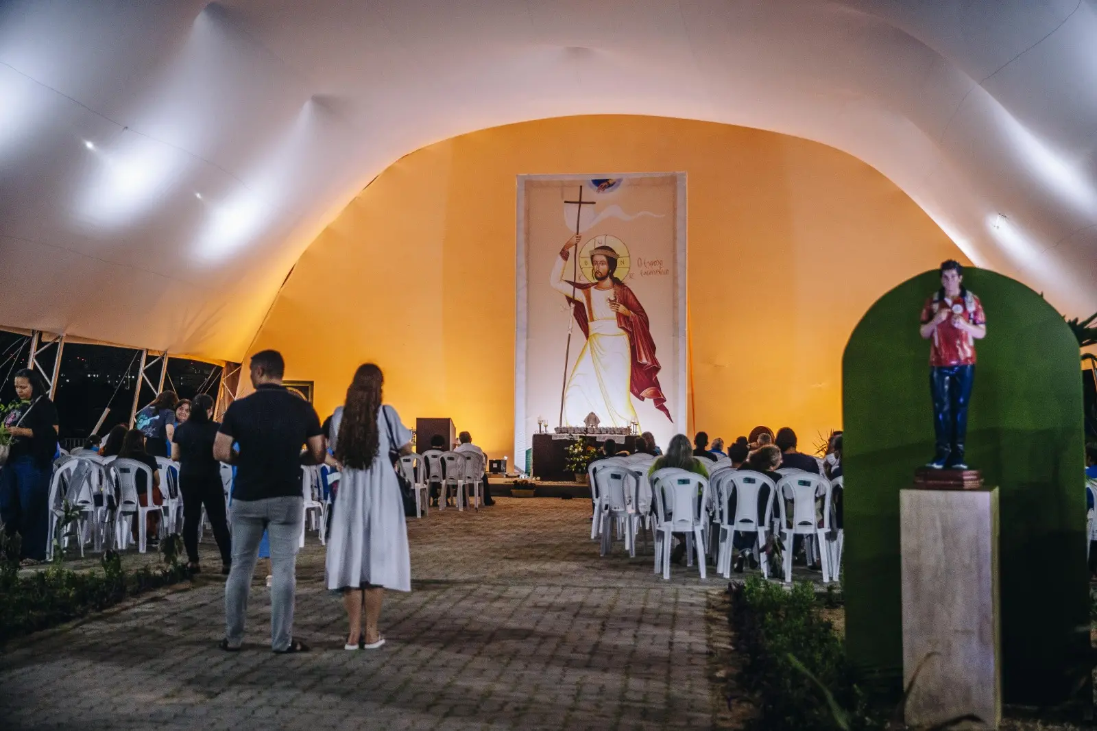 Pessoas em momento de oração