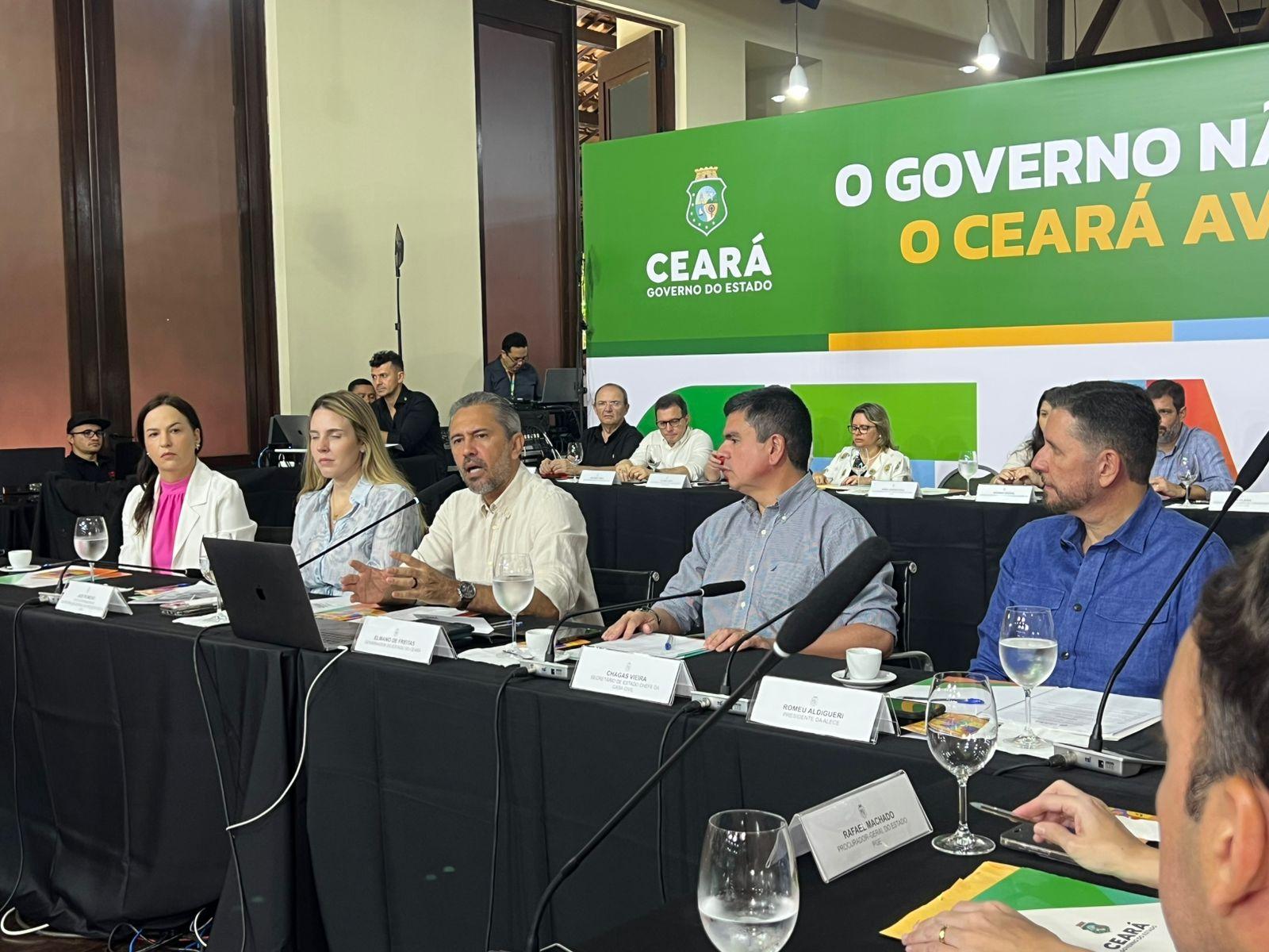 Elmano durante reunião do secretariado. Ele está ao lado da vice-governadora, Jade Romero, do secretário da Casa Civil, Chagas Vieira, e da primeira-dama, Lia Freitas