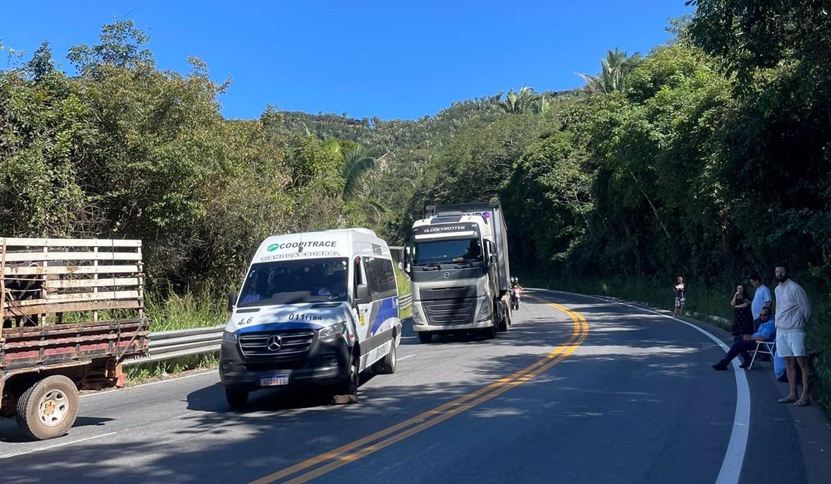 Foto de uma fila quilométrica formada por caminhões e carros, no aguardo da liberação da rodovia BR-222, no Ceará