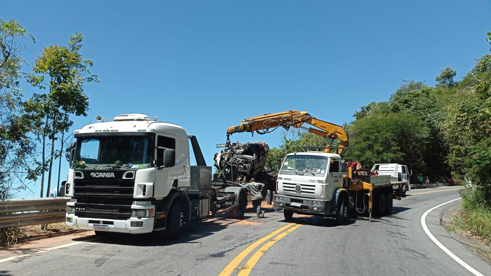 Caminhões retiram restos de veículo que tombou na BR 222