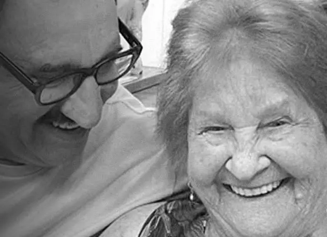 Ratinho e a mãe, Maria, sorrindo juntos para uma fotografia