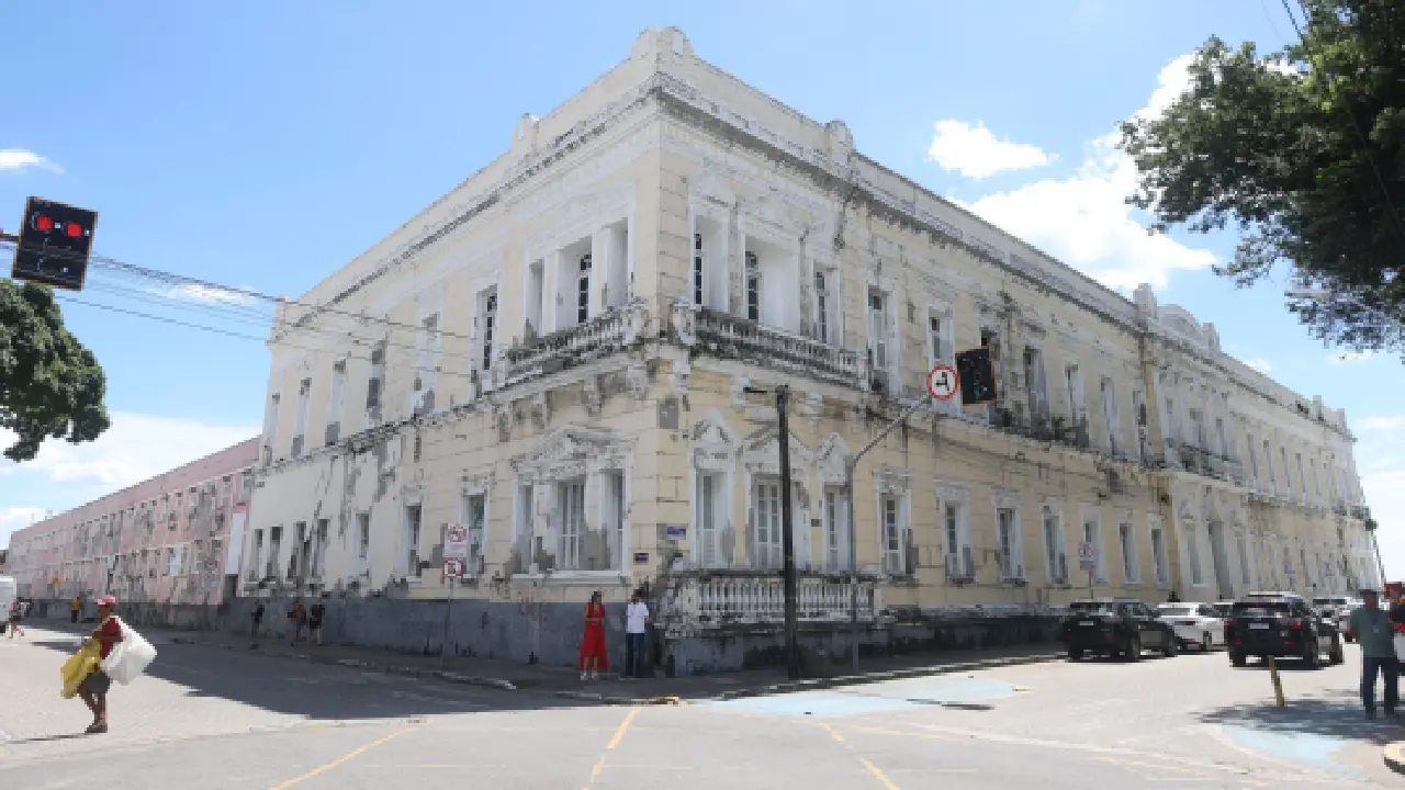 Parte da fachadas da Santa Casa de Misericórdia de Fortaleza