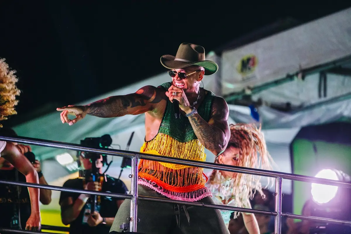 Léo Santana em cima de trio elétrico no Fortal de 2025