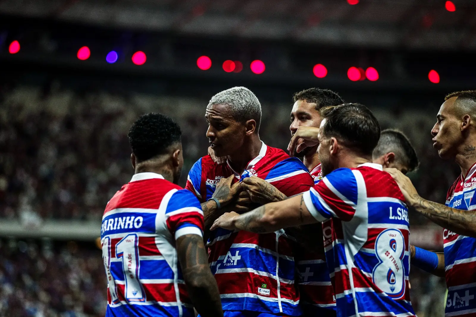 Elenco do Fortaleza comemora gol em vitória