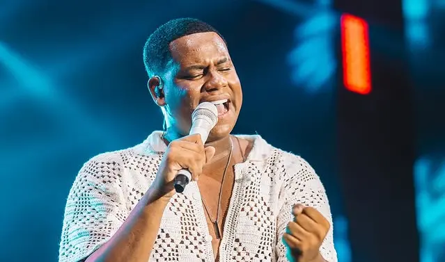 Cantor Netto Brito é natural de Irará (BA)