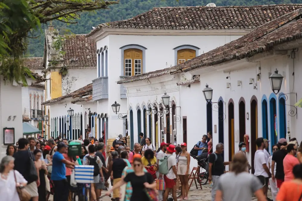Na imagem, movimentação no centro de Paraty, cidade onde acontece a Festa Literária Internacional de Paraty (Flip), neste ano com participação de cearenses na programação