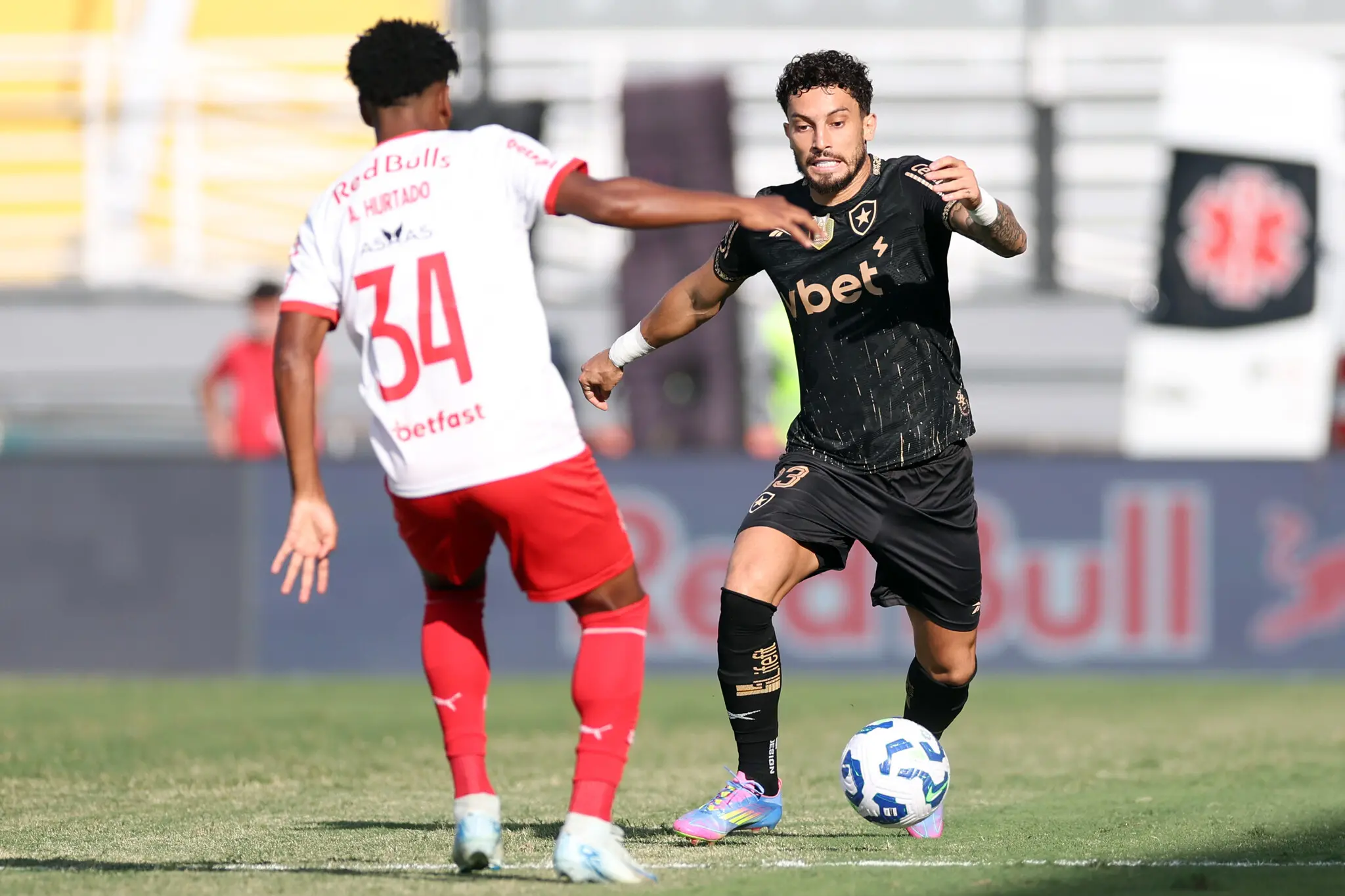 Foto de jogadores de Botafogo e RB Bragantino, que se enfrentam na Copa do Brasil 2025 nesta terça-feira