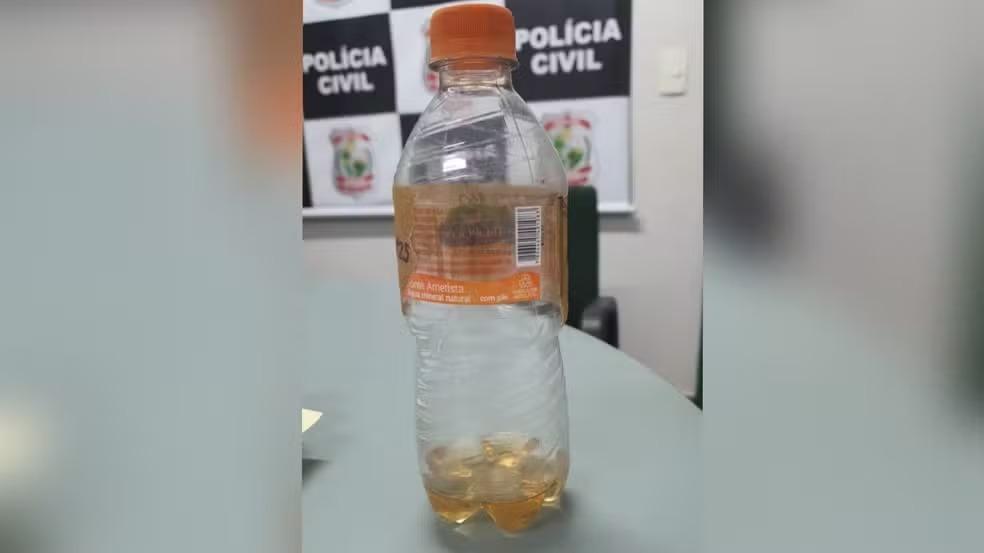 foto de garrafa com veneno de lagarta. Dois homens morreram em Assaré após confundir o veneno com cachaça