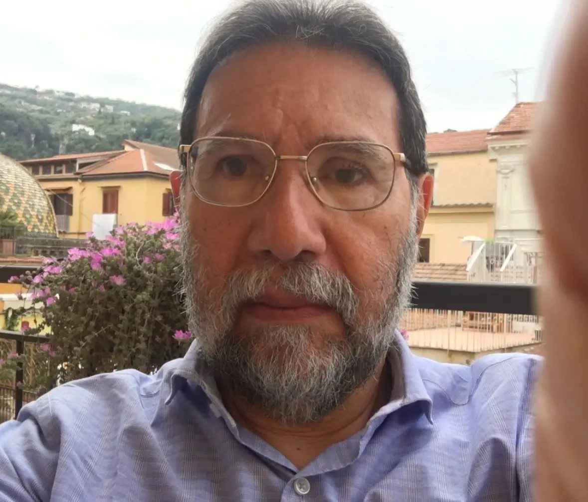 Marcelo Beraba era um homem branco, de barba e cabelo grisalhos, e usava óculos de grau