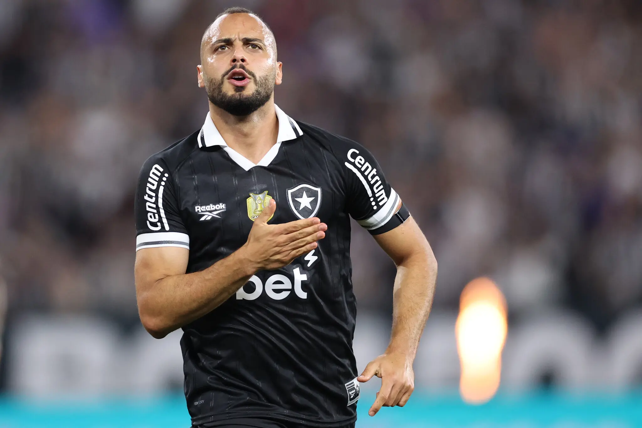 Foto de Arthur Cabral comemorando gol pelo Botafogo, que entra em campo nesta terça-feira (29)