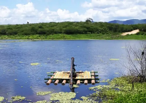 Viatura de combate a incêndios do Corpo de Bombeiros, veículo vermelho com inscrições e equipamentos de emergência, estacionado em local aberto.