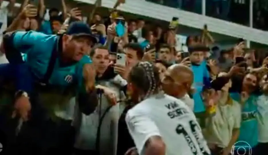 Foto do Neymar discutindo com torcedor do Santos