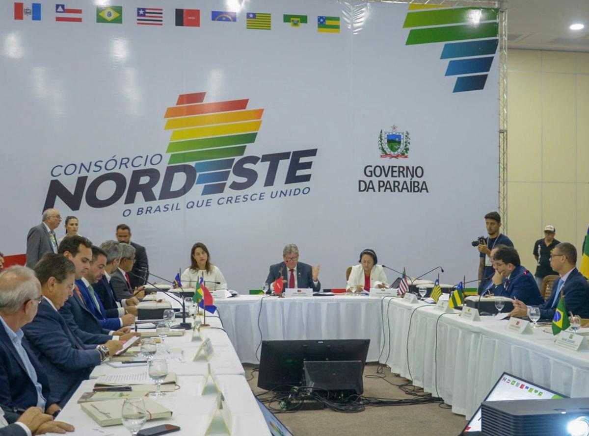 governadores do nordeste em mesa de reunião do consórcio nordeste