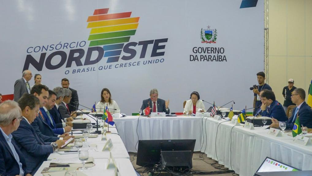 governadores do nordeste em mesa de reunião do consórcio nordeste