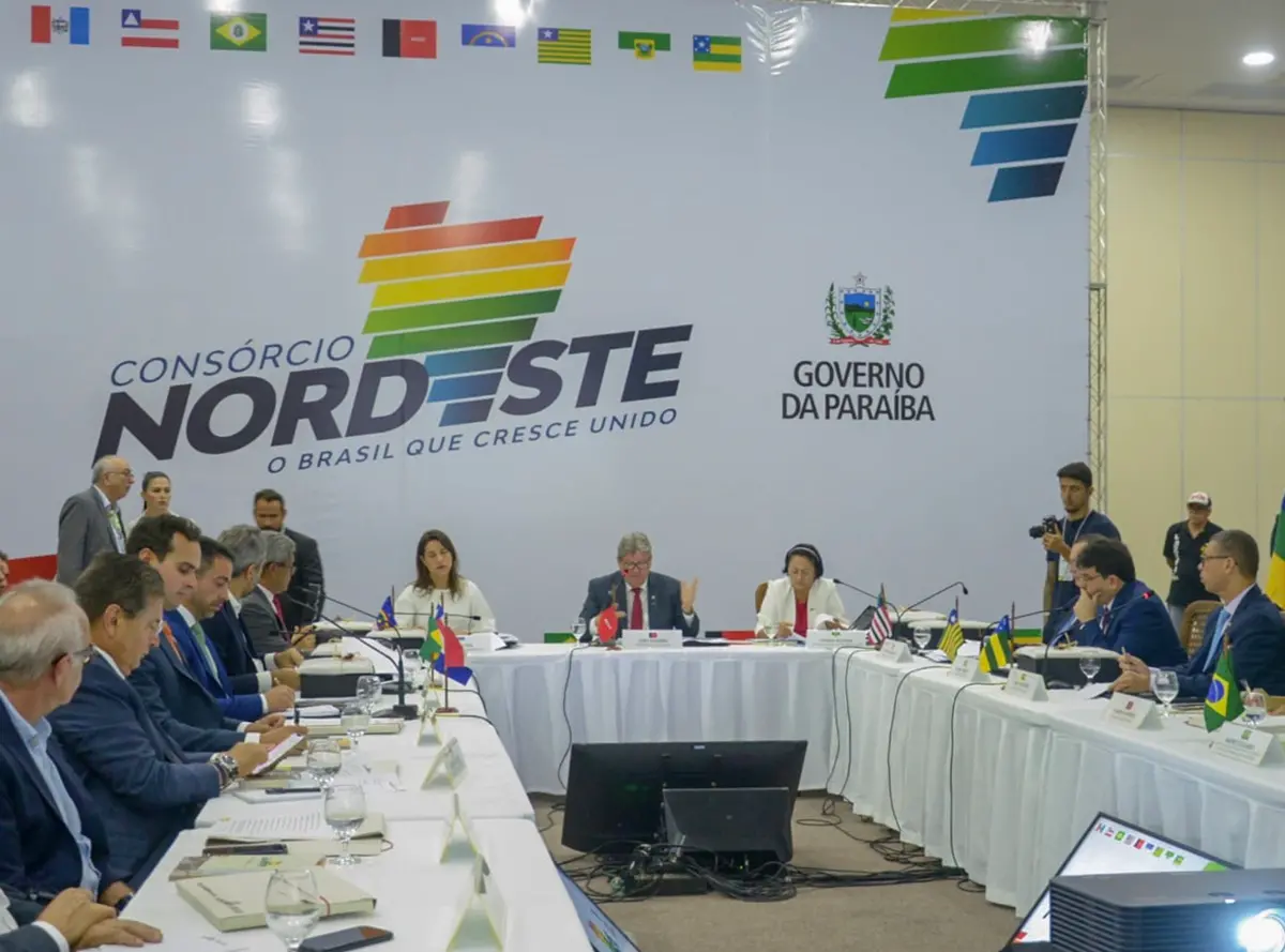 governadores do nordeste em mesa de reunião do consórcio nordeste
