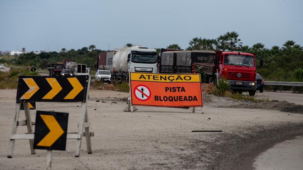 Foto que contém placa de pista em obras na BR-222