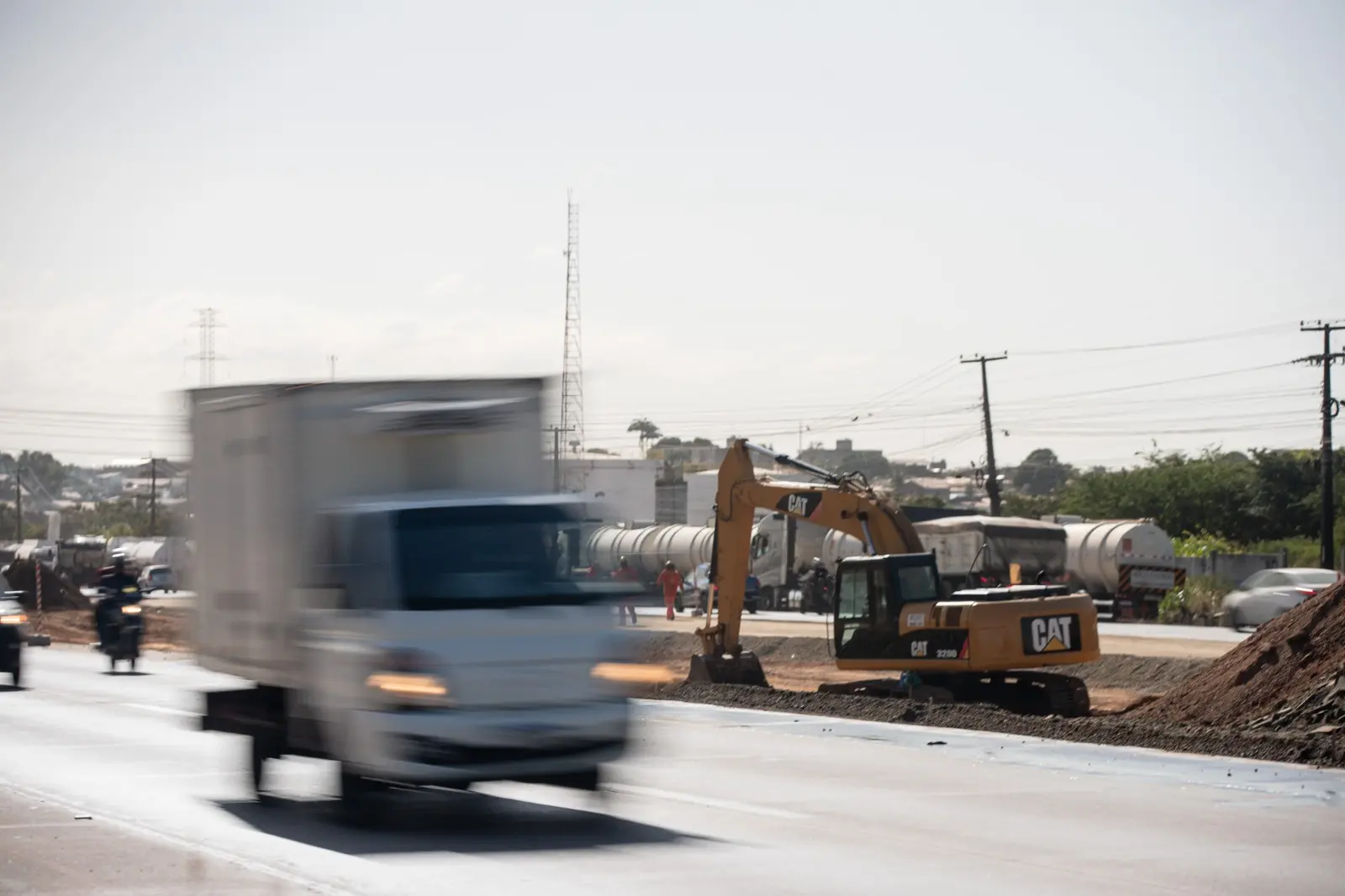 Foto que contém tráfego de veículos