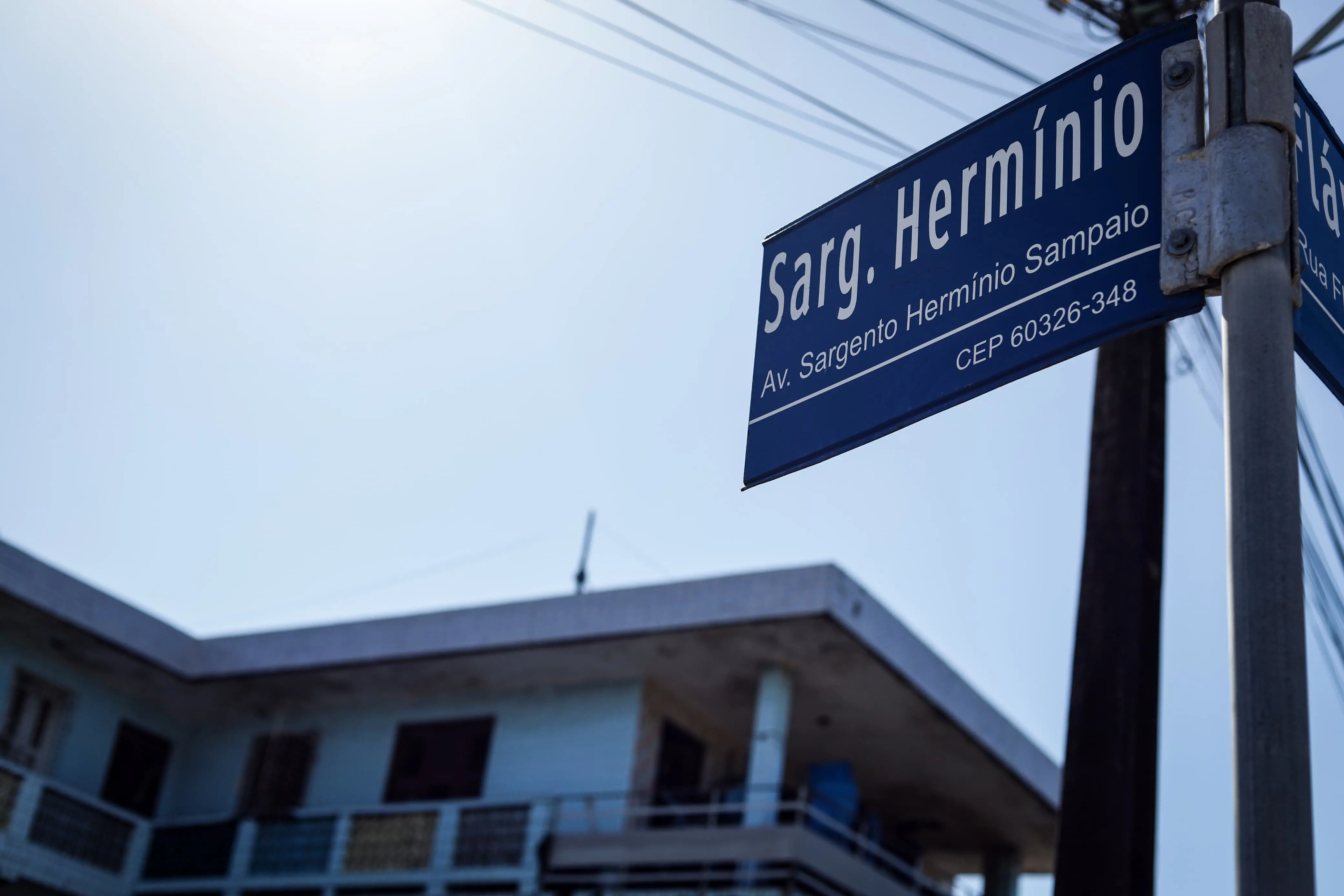 Imagem da placa de identificação da avenida Sargento Hermínio