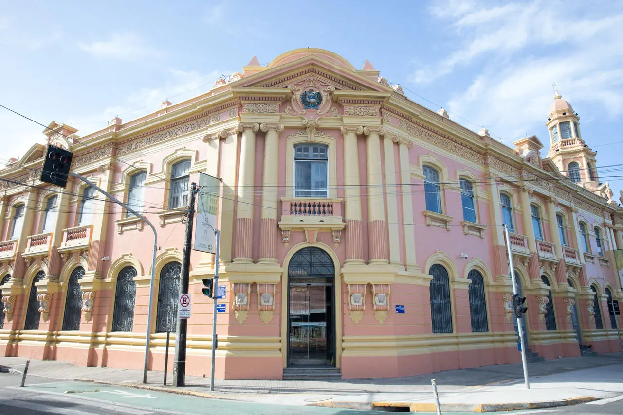 Imagem da fachada do prédio da Secretaria da Fazenda do Ceará (Sefaz-CE), localizada no centro de Fortaleza