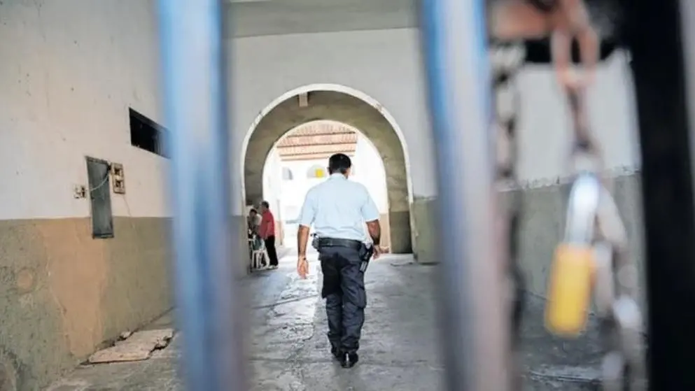 Foto mostra um policial militar dentro do Presídio Militar, em Fortaleza