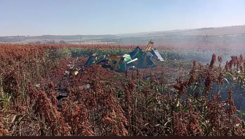 Destroços do avião da FAB que caiu no interior de São Paulo