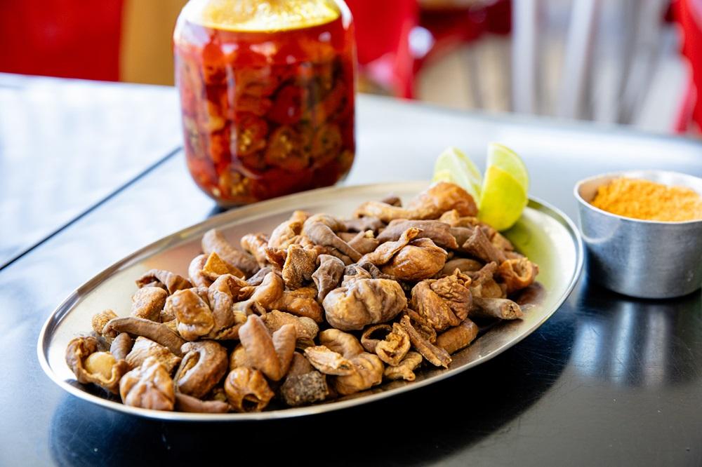 Na imagem, o prato tripa de porco com farofa e molho de pimenta, servido no Chico 60 - O Rei da Tripa, localizado no Conjunto Esperança, em Fortaleza