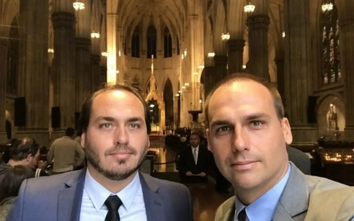 Foto dos irmãos Carlos e Eduardo Bolsonaro