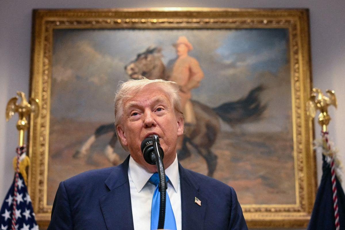 Donald Trump falando em microfone