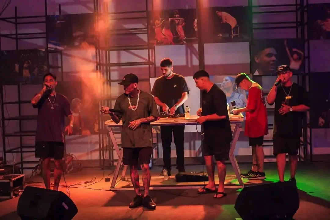 Grupo de rap cearense se apresenta na Praia de Iracema