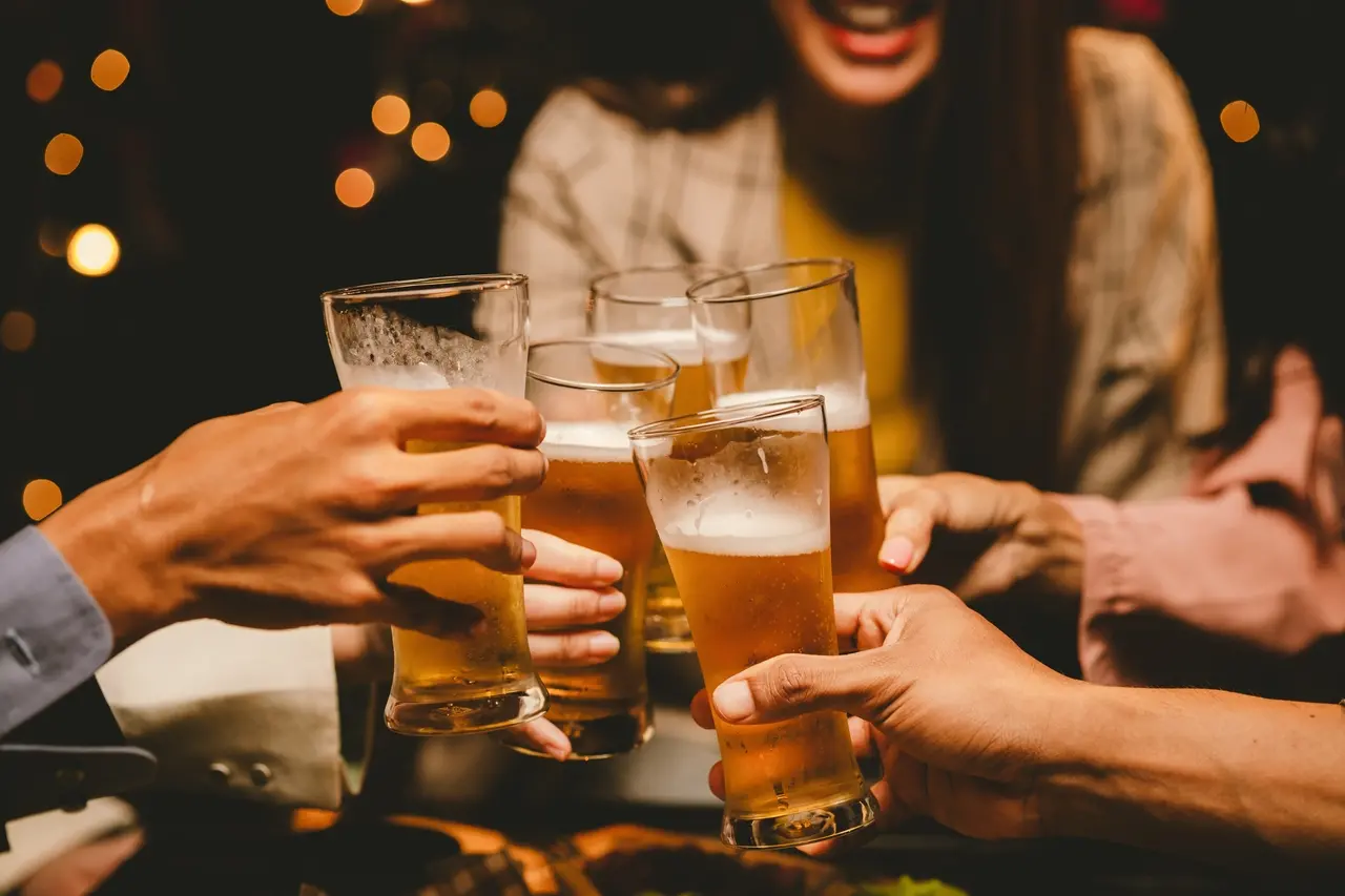 Confira onde encontrar happy hour em Fortaleza para celebrar o Dia da Cerveja