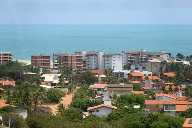 Foto que contém imóveis no Porto das Dunas, ao fundo o Oceano Atlântico