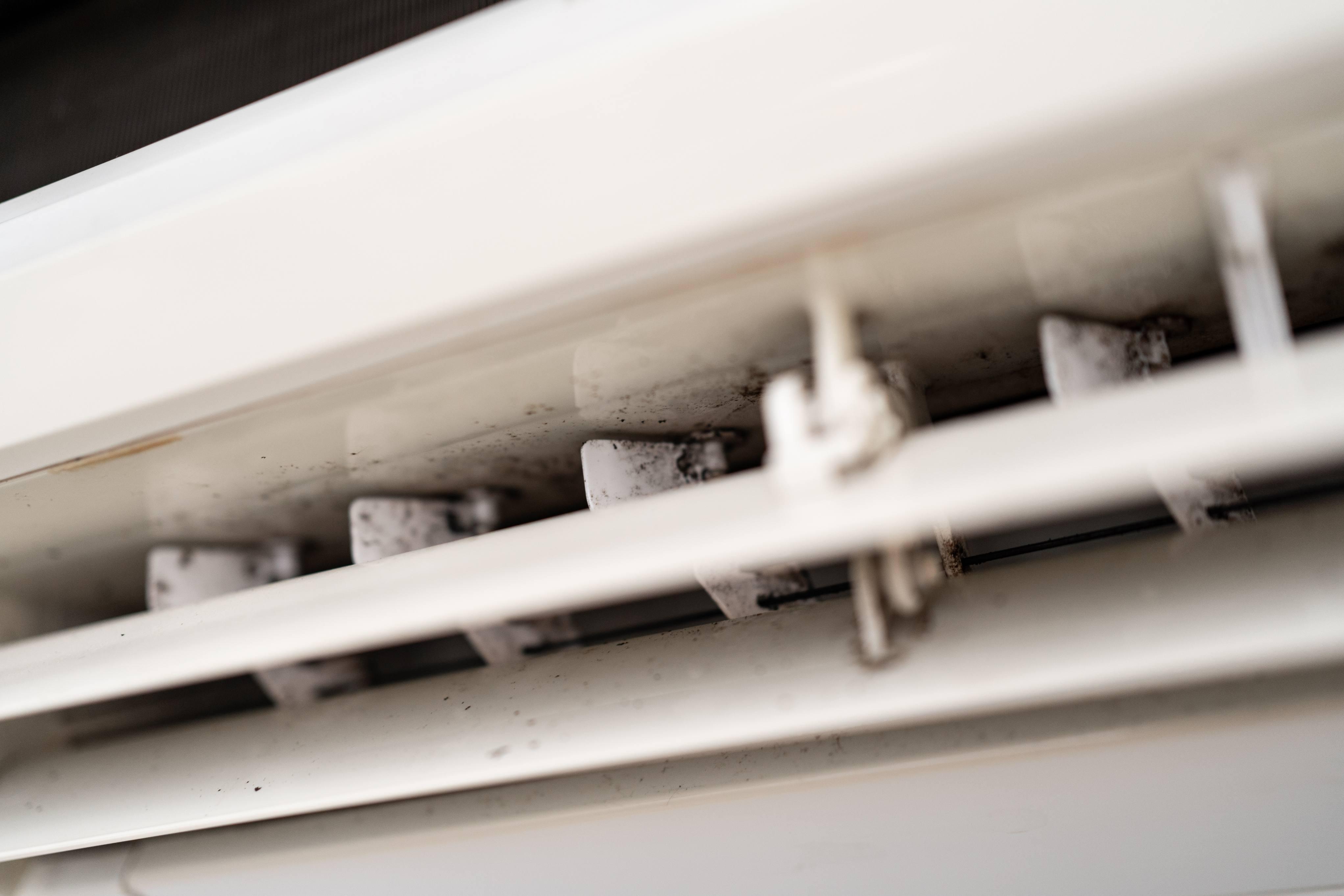 Imagem do ar-condicionado que precisa de limpeza acumulando poeira e sujeira