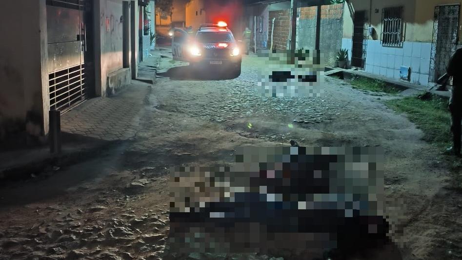 Pessoas mortas em chacina na cidade de itapajé. corpos estão embaçados.