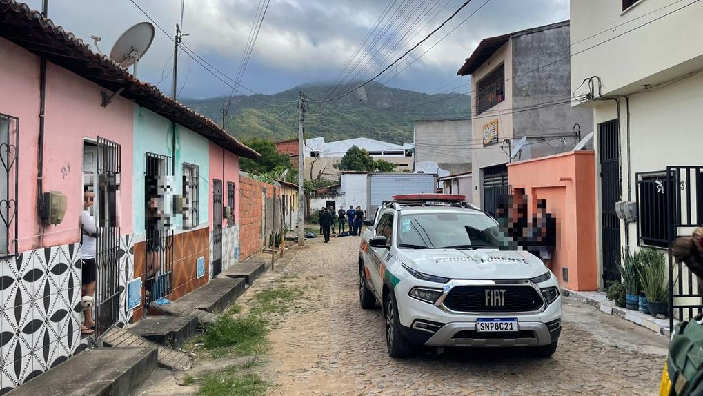 Pessoas mortas em chacina na cidade de itapajé. corpos estão embaçados.