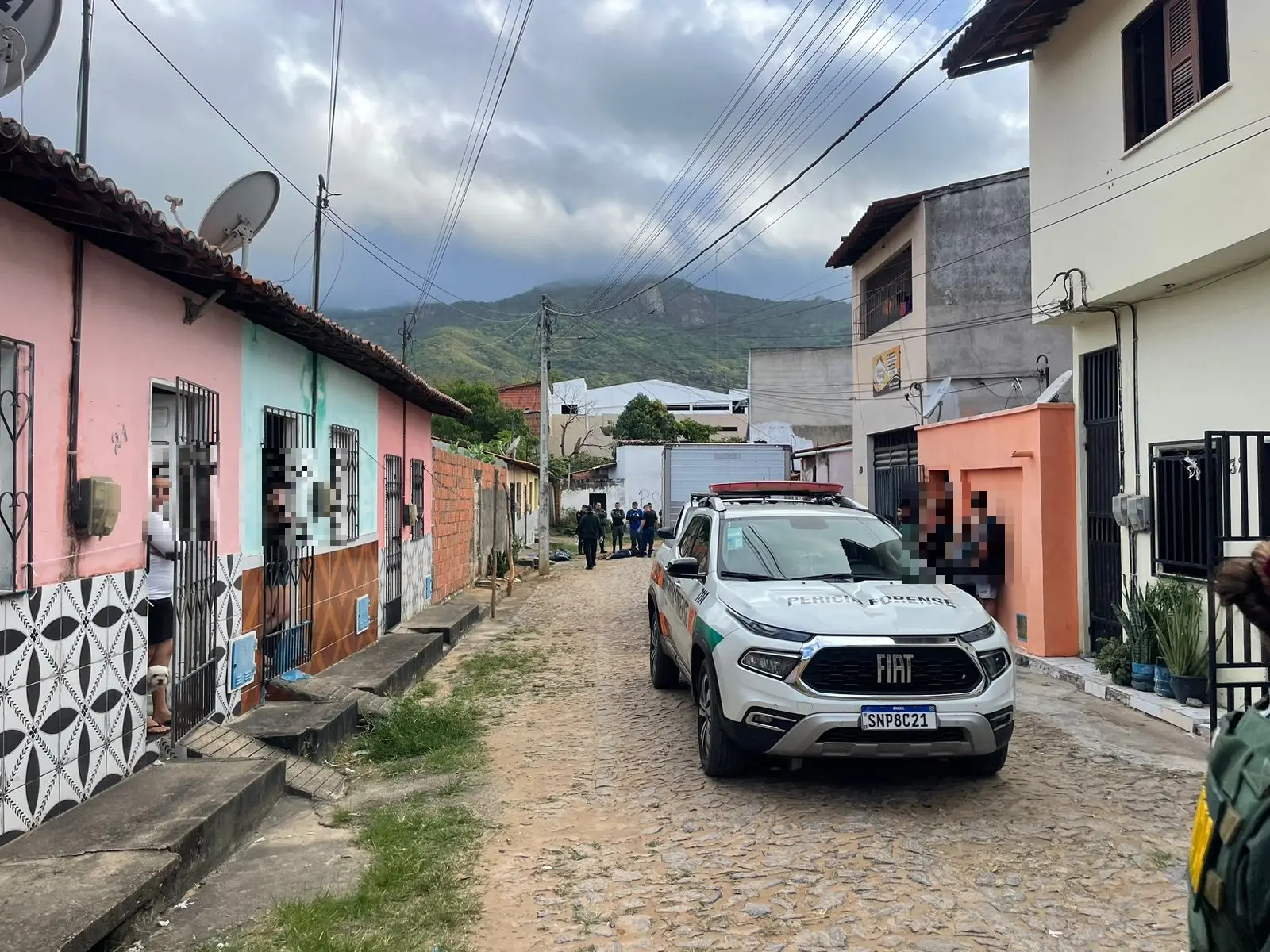 Pessoas mortas em chacina na cidade de itapajé. corpos estão embaçados.