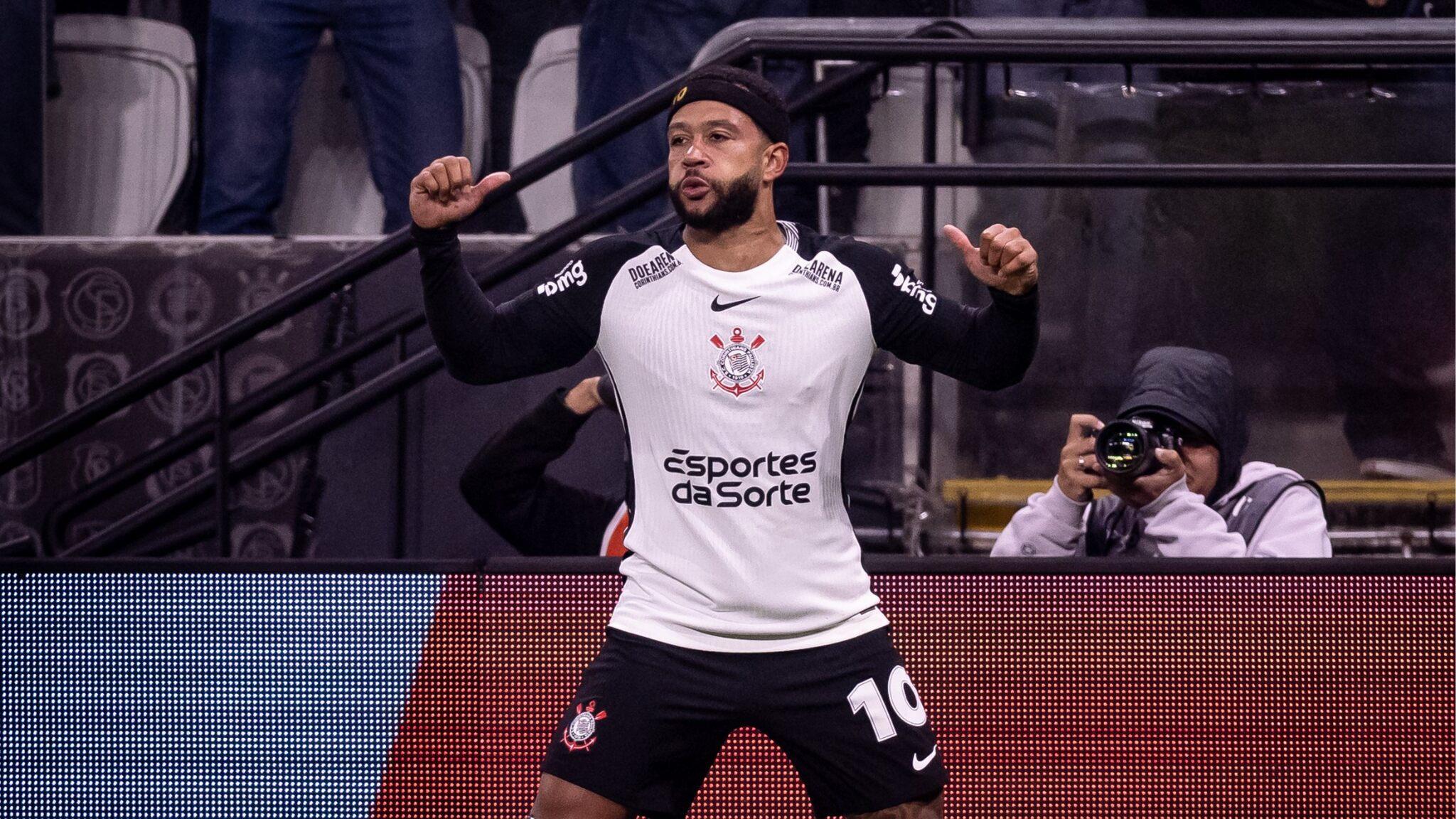 Foto de Memphis Depay comemorando gol marcado com a camisa do Corinthians