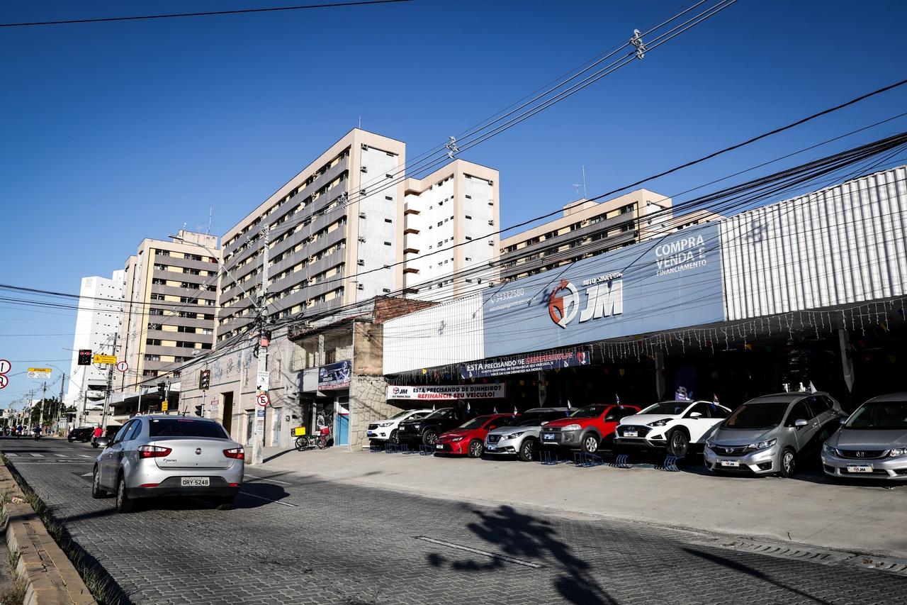 Vista parcial de comércio na Avenida Sargento Hermínio