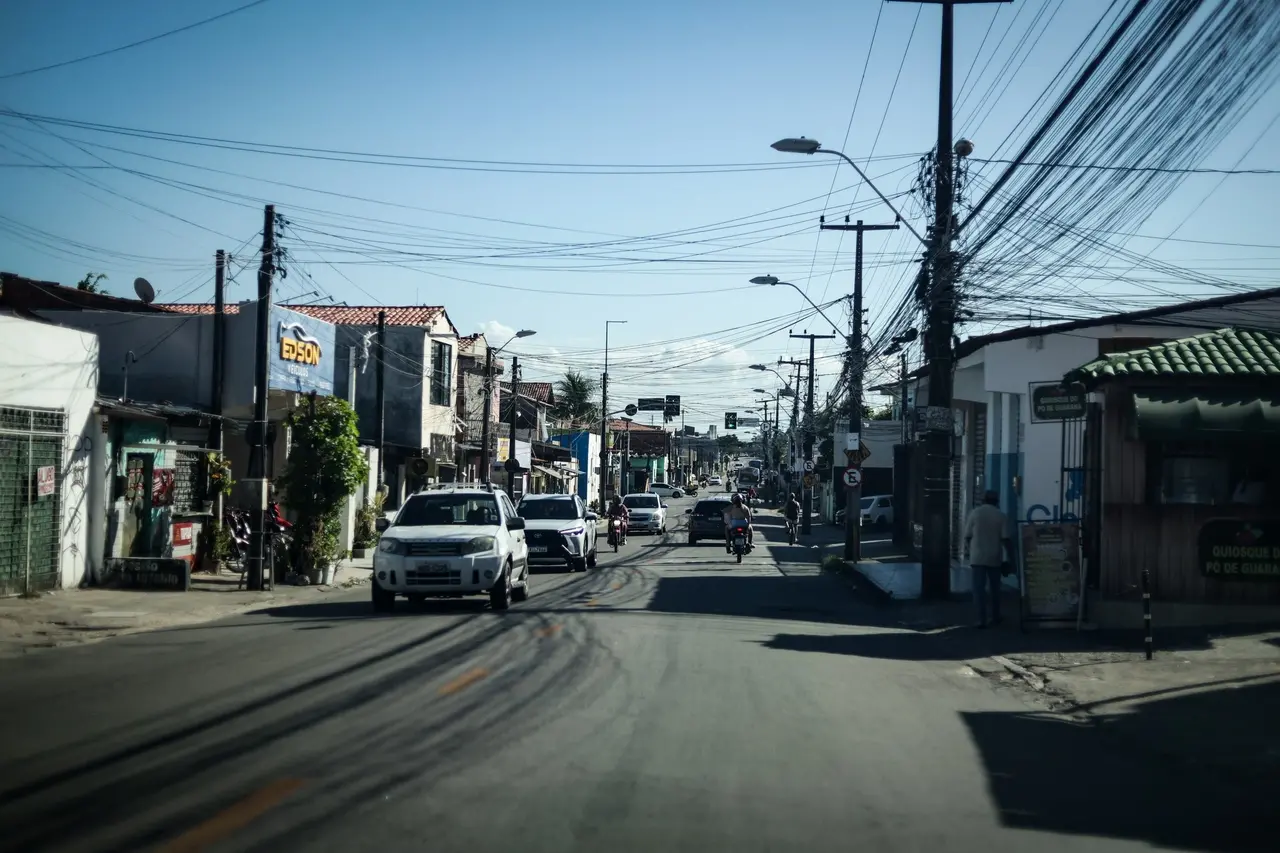 Vista parcial da parte de pista simples da Avenida Sargento Hermínio