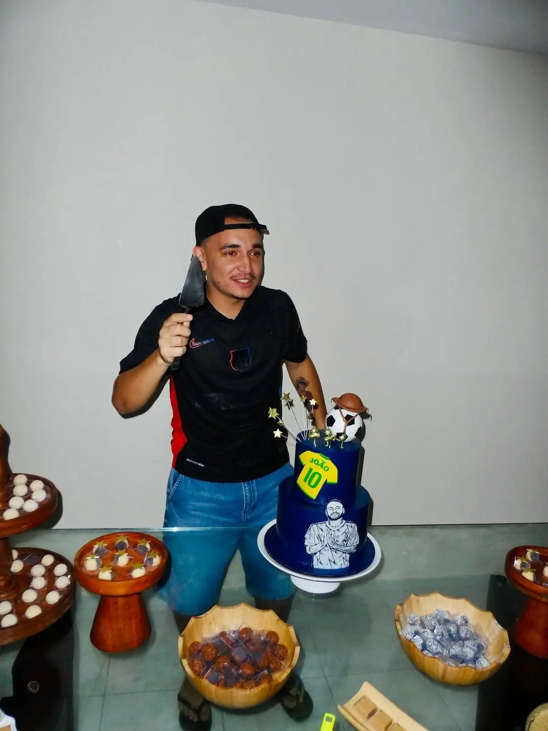 João Gomes celebrou o aniversário com bolo de Neymar