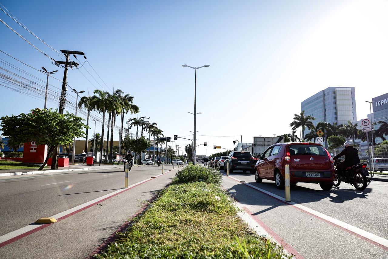 Vista parcial da Avenida Sargento Hermínio, próximo do Shopping RioMar Kennedy