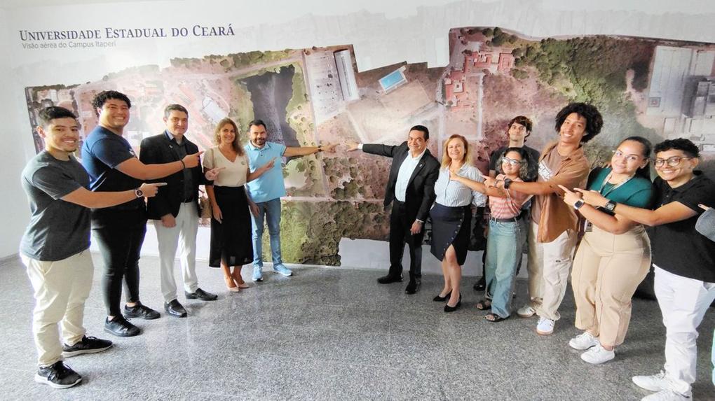 Foto de evento que anunciou 2 milhões de reais para construção da concha acústica da Uece