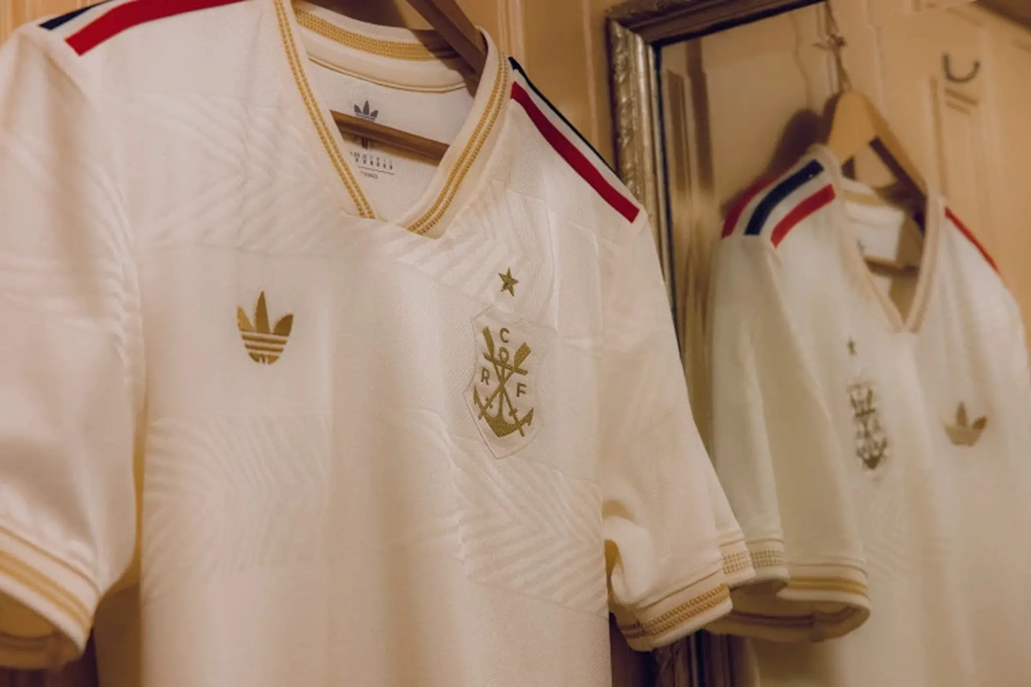 Foto da nova camisa do Flamengo, que estreia contra o Atlético-MG na Copa do Brasil