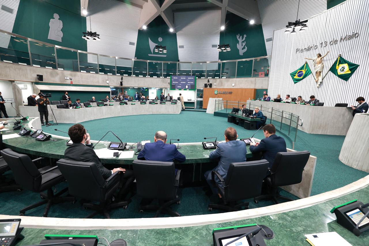 Foto mostra deputados estaduais durante sessão no Plenário 13 de Maio da Alece