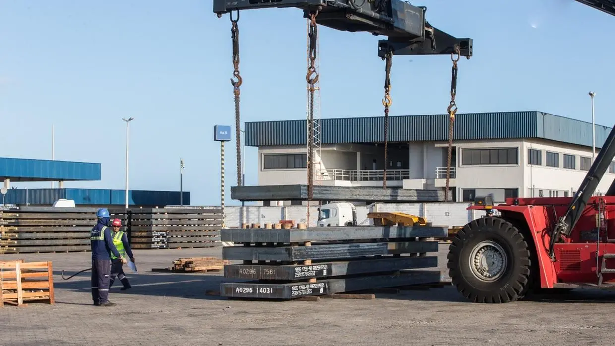 Imagem de produção de placas de aço no complexo industrial do Pecém, no Ceará